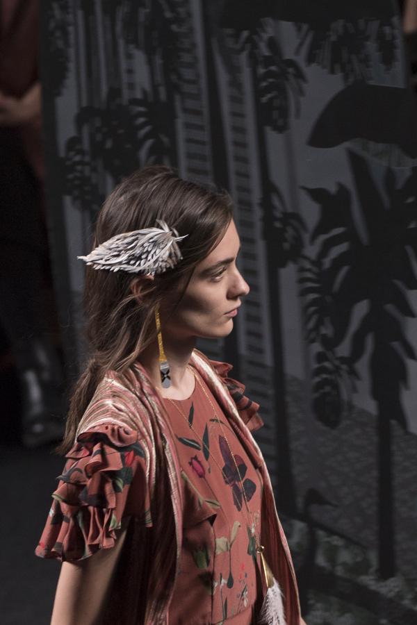 Vestidos sueltos, muy largos y con aire romántico, combinado con caftanes. 