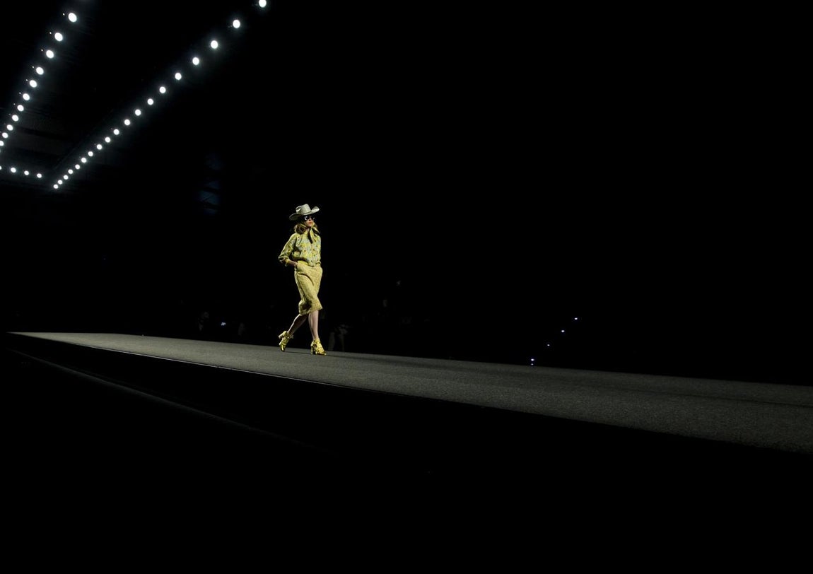 Ana Locking se atreve con todo y demuestra pasarela tras pasarela que no tiene límites. 