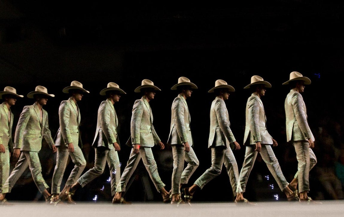 Ana Locking se atreve con todo y demuestra pasarela tras pasarela que no tiene límites. 