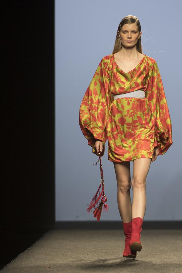 Siempre con su mirada a los años 70, pero con las ideas claras de cómo vestir a una mujer elegante del siglo XXI. 