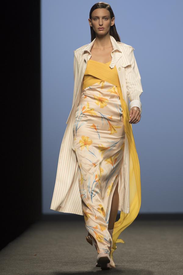 Siempre con su mirada a los años 70, pero con las ideas claras de cómo vestir a una mujer elegante del siglo XXI. 