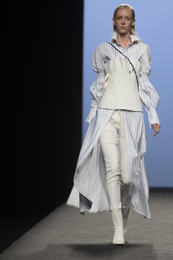 Con el juego de la superposición como aliado, ha configurado «looks» actuales, en sedas, georgette, gasas, popelíny algodón. 