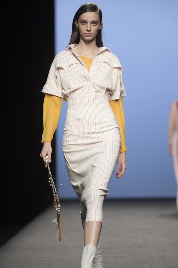 Con el juego de la superposición como aliado, ha configurado «looks» actuales, en sedas, georgette, gasas, popelíny algodón. 