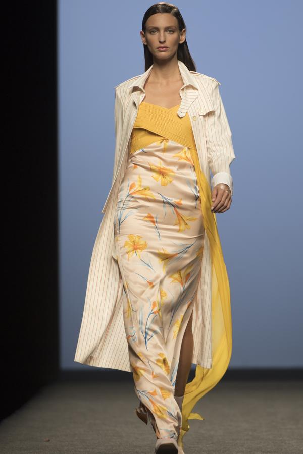 Con el juego de la superposición como aliado, ha configurado «looks» actuales, en sedas, georgette, gasas, popelíny algodón. 