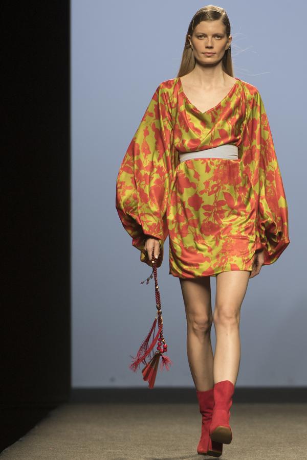 Con el juego de la superposición como aliado, ha configurado «looks» actuales, en sedas, georgette, gasas, popelíny algodón. 