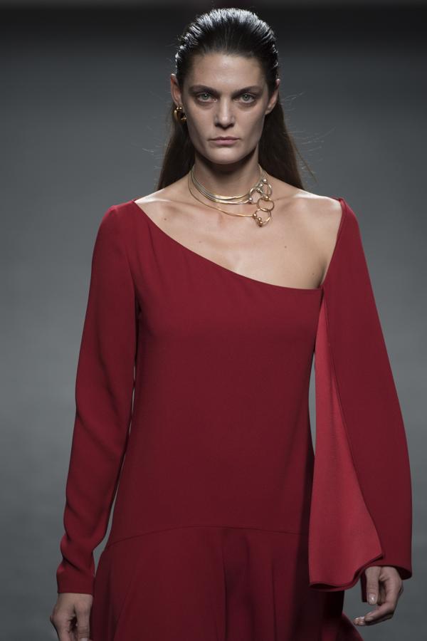 Mezcla de largos y volúmenes con un denominador común: siluetas sueltas ajustadas a la cintura mediante complementos. 