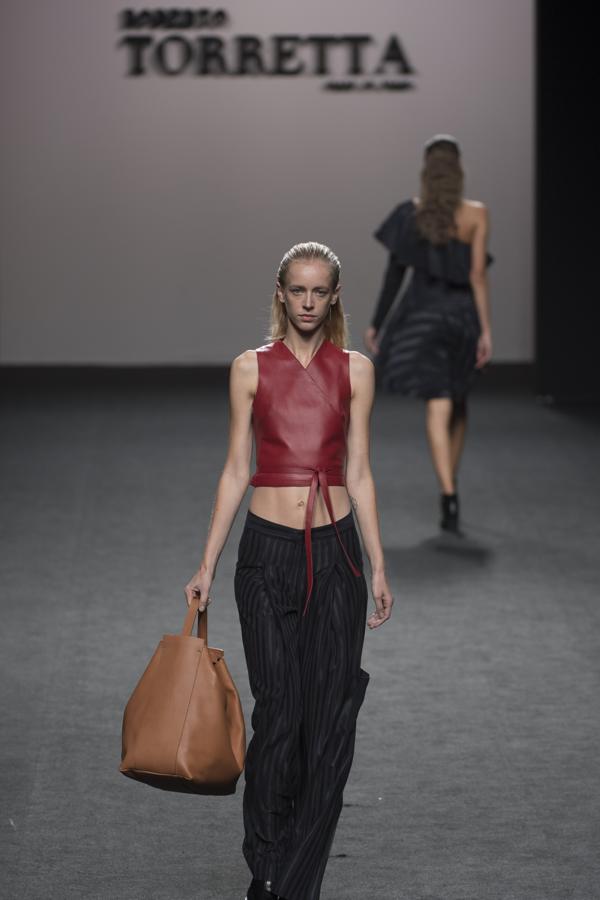 Mezcla de largos y volúmenes con un denominador común: siluetas sueltas ajustadas a la cintura mediante complementos. 