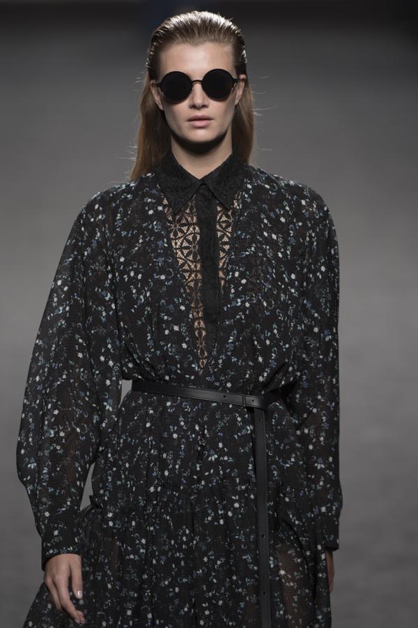 Mezcla de largos y volúmenes con un denominador común: siluetas sueltas ajustadas a la cintura mediante complementos. 