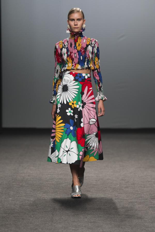 A destacar de sus prendas, la utilización del nido de abeja, muy fino y pequeño, para no dar demasiado volumen y la utilización de la manga jamón. 