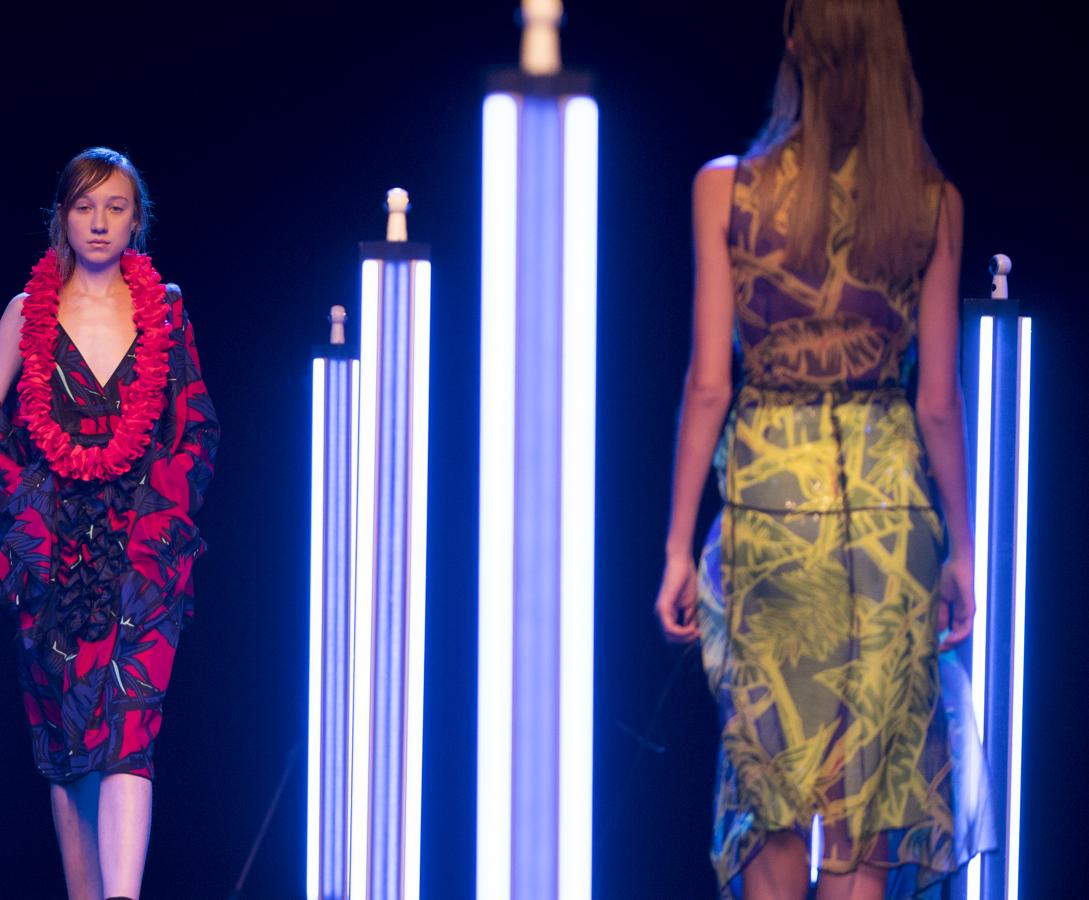 La rafia ha sido la estrella de la colección, incluida en los bajos de muchos de los vestidos, pero siempre combinado con materiales como la organza de seda. 