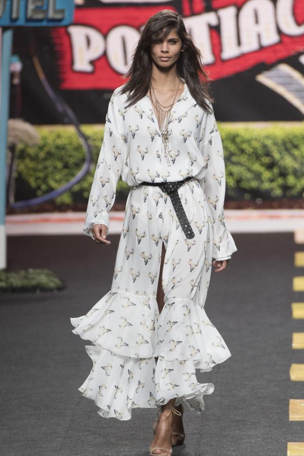 Tweed ligeros, gasas y sedas, en colores tierra, ocres, caldera, asemejaban las tierras de la Ruta 66 de Oklahoma. 