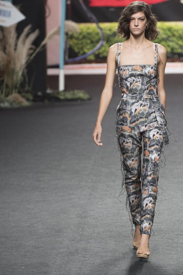 Tweed ligeros, gasas y sedas, en colores tierra, ocres, caldera, asemejaban las tierras de la Ruta 66 de Oklahoma. 