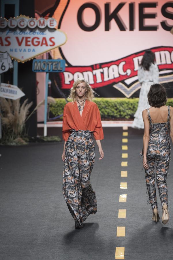 Tweed ligeros, gasas y sedas, en colores tierra, ocres, caldera, asemejaban las tierras de la Ruta 66 de Oklahoma. 