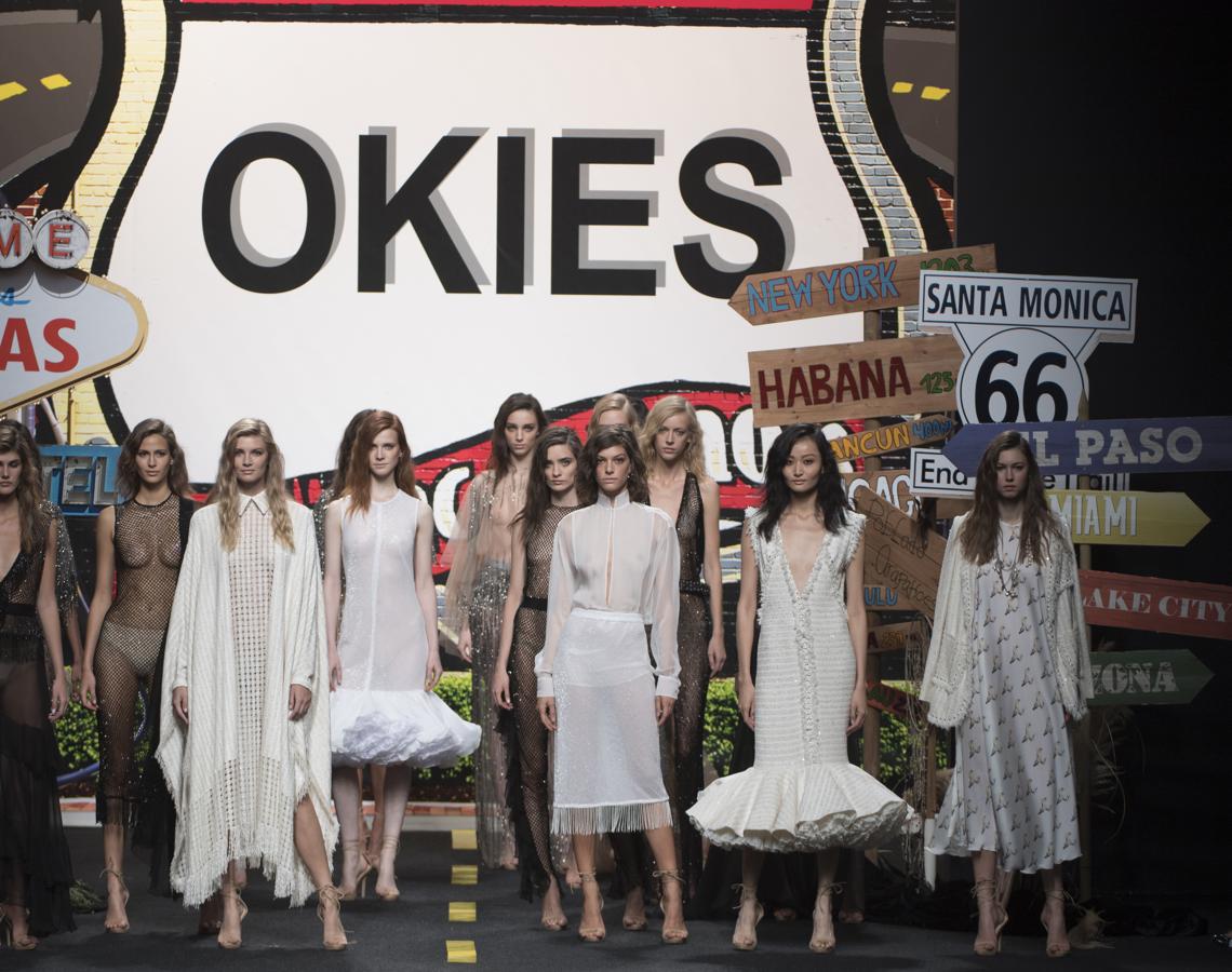 Tweed ligeros, gasas y sedas, en colores tierra, ocres, caldera, asemejaban las tierras de la Ruta 66 de Oklahoma. 