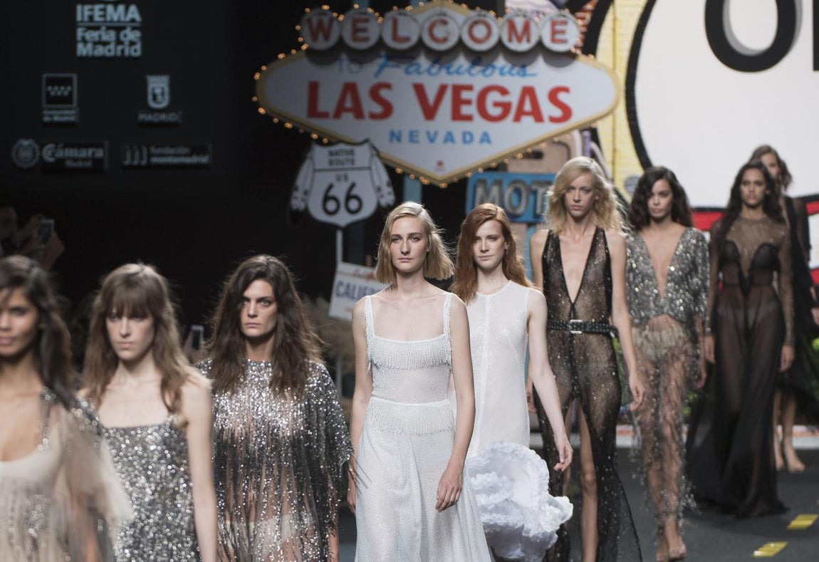 Tweed ligeros, gasas y sedas, en colores tierra, ocres, caldera, asemejaban las tierras de la Ruta 66 de Oklahoma. 