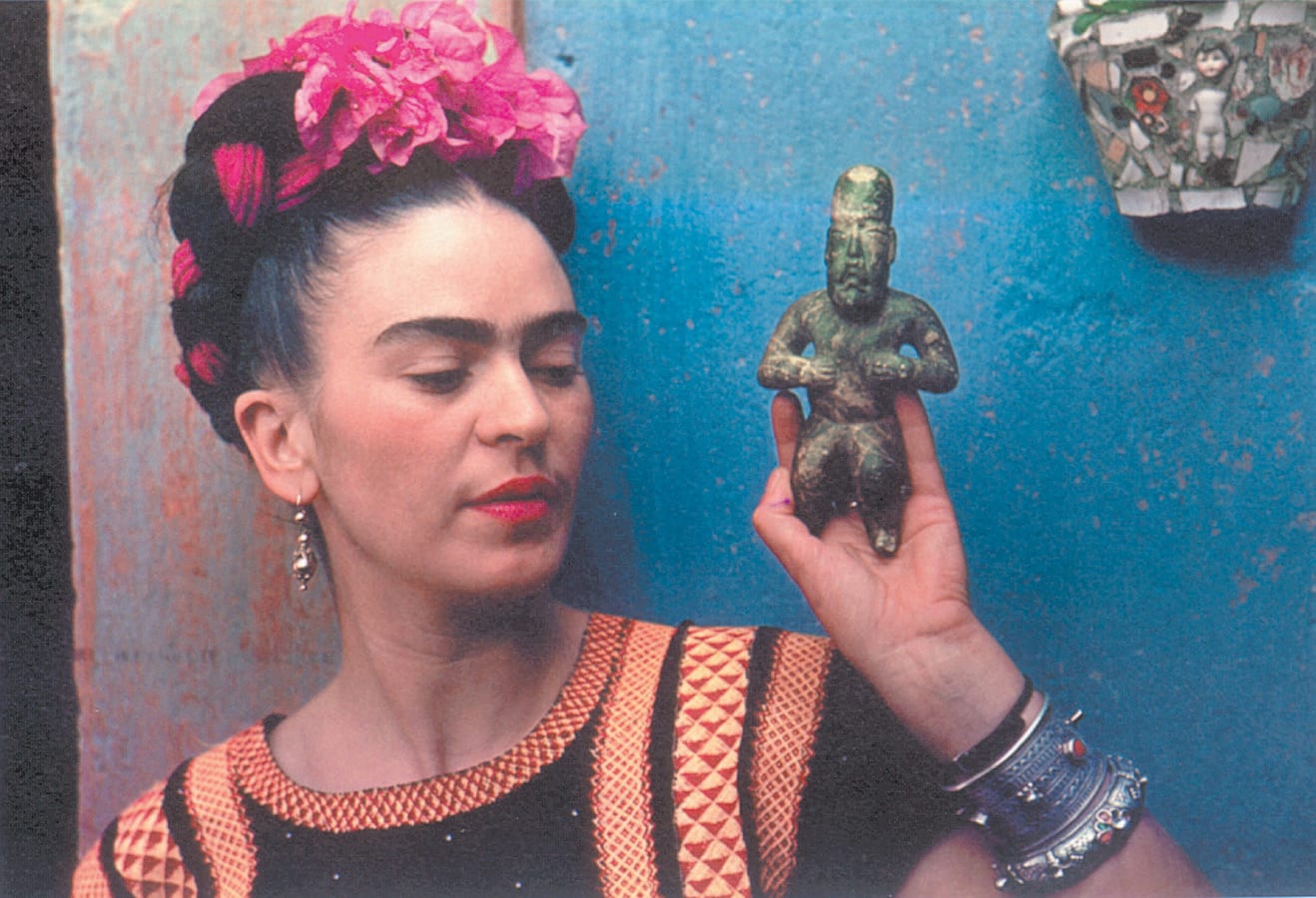 Autorretrato, Frida Kahlo. La pintora Mexicana despierta la devoción de mitómanos de todo pelaje tanto por las cualidades de su obra como por su histora personal, en la que el apasionamiento y el drama caminan de la mano de la artista. Sus manera de crear está marcada por un accidente de autobús que la dejó postrada en una cama durante meses cuando era adolescente y cuyas consecuencas arrastraría durante el resto de su vida