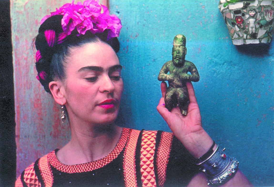 Autorretrato, Frida Kahlo. La pintora Mexicana despierta la devoción de mitómanos de todo pelaje tanto por las cualidades de su obra como por su histora personal, en la que el apasionamiento y el drama caminan de la mano de la artista. Sus manera de crear está marcada por un accidente de autobús que la dejó postrada en una cama durante meses cuando era adolescente y cuyas consecuencas arrastraría durante el resto de su vida
