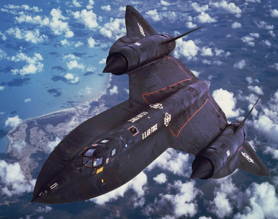 SR-71 Blackbird. Este avión estuvo activo desde 1964 hasta el año 1998. Este avión fue de los primeros en equipar tecnología para evitar ser detectado por los radares
