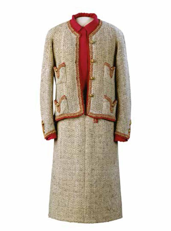 Traje de Tweed de Cocó Chanel. El traje de la imagen es uno de los modelos más especiales de su colección personal. Las 6.400 libras por las que el vestido fue adquirido en la subasta equivaldrían hoy en día a 13.900 euros. Otro de sus históricos modelos fue el vestido negro con el que acudió al estreno de una pelicula de Lucino Visconti, causó furor en Hollywood y en la subasta, ya que se adquirió por una suma de 1.924 euros.