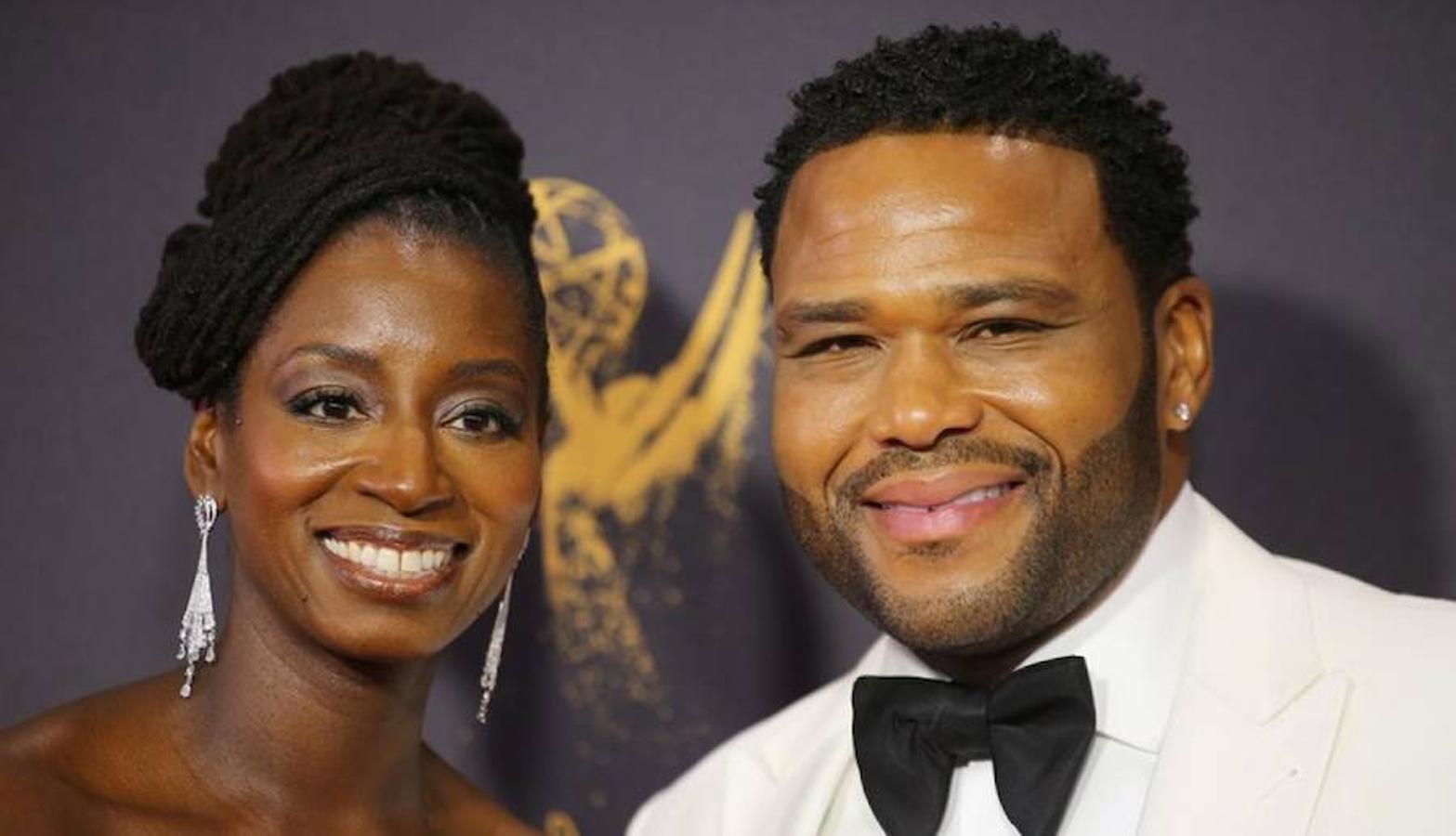 Anthony Anderson de la serie «Black-ish» junto a su esposa. 