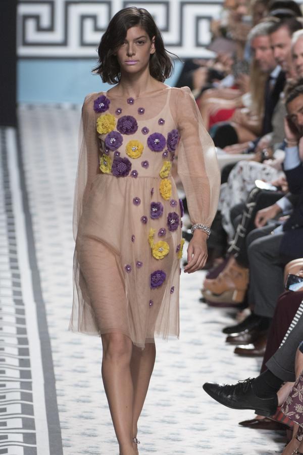 Para los tejidos se ha decantado por los linos o el algodón, combinando con gazares, muselinas, rasos o tafetas. 