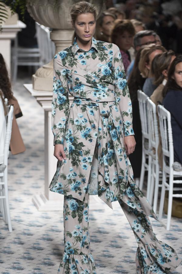 Para los tejidos se ha decantado por los linos o el algodón, combinando con gazares, muselinas, rasos o tafetas. 