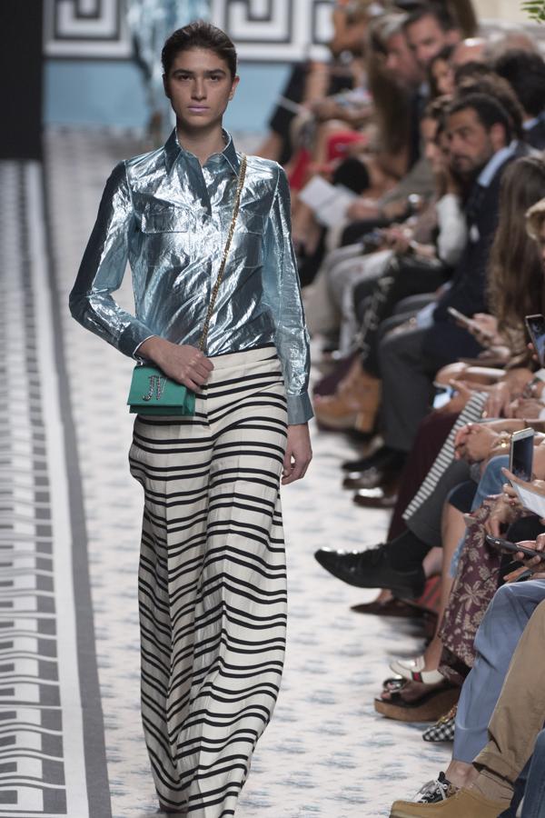 Para los tejidos se ha decantado por los linos o el algodón, combinando con gazares, muselinas, rasos o tafetas. 