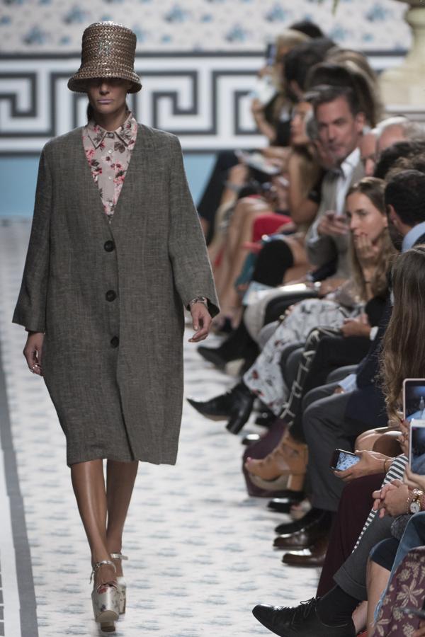 Para los tejidos se ha decantado por los linos o el algodón, combinando con gazares, muselinas, rasos o tafetas. 