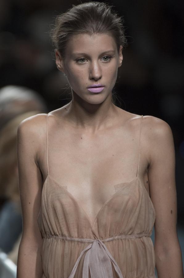 Para los tejidos se ha decantado por los linos o el algodón, combinando con gazares, muselinas, rasos o tafetas. 