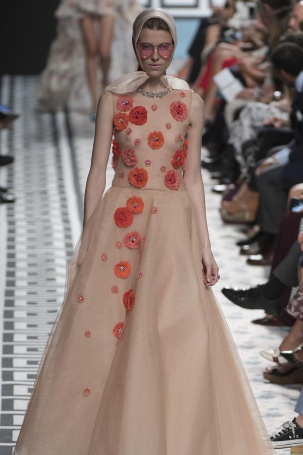 Para los tejidos se ha decantado por los linos o el algodón, combinando con gazares, muselinas, rasos o tafetas. 