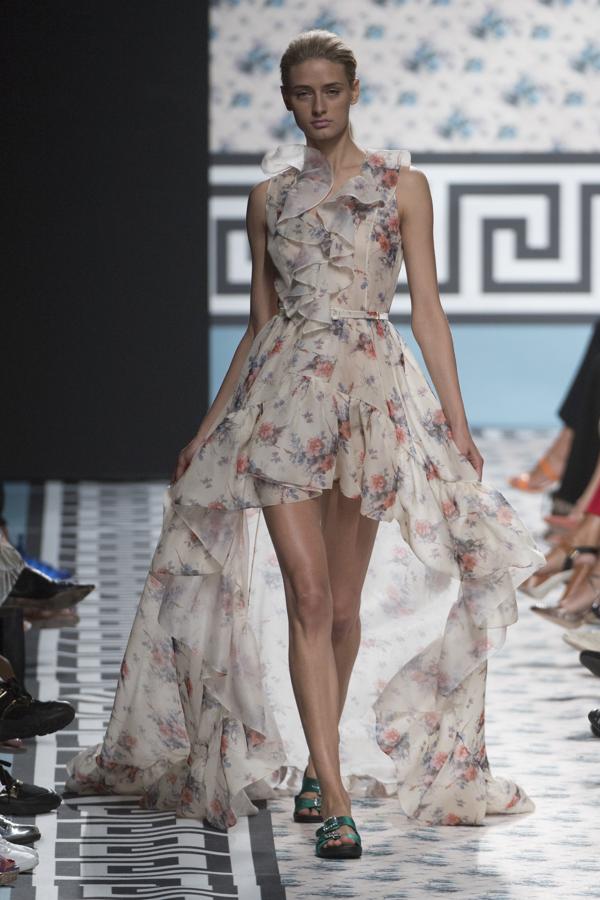 Para los tejidos se ha decantado por los linos o el algodón, combinando con gazares, muselinas, rasos o tafetas. 