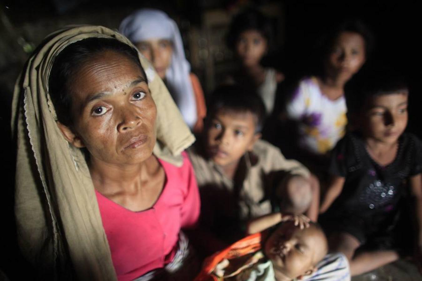 Una mujer y un grupo de niños rohingyas en una casa de Teknaf, en Bangladesh, donde acude la avalancha de refugiados de esta etnia minoritaria y perseguida en su país de origen: Birmania.. 