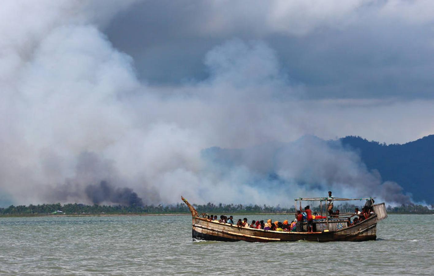 Una embarcación rohingya pretende cruzar la frontera que separa Birmania de Bangladesh.. 