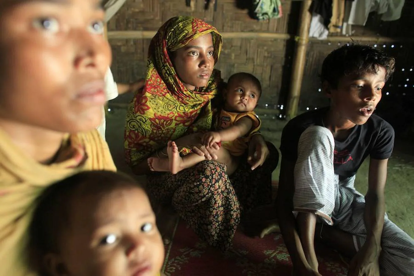 Mujeres y niños rohingyas en una casa de Teknaf, en Bangladesh.. 