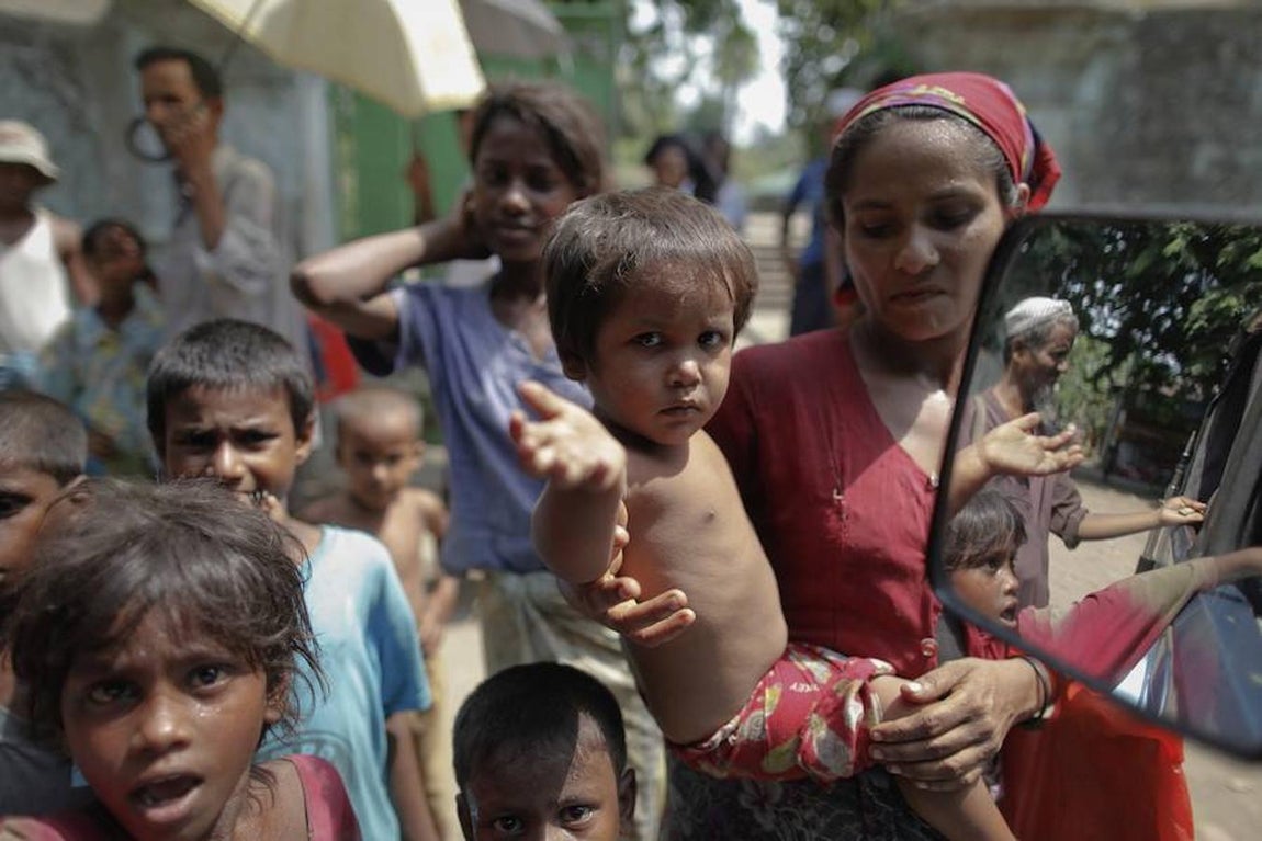 Rohingyas piden limosna en las inmediaciones de una mezquita tras las oraciones del viernes, en la ciudad birmana de Sittwe.. 