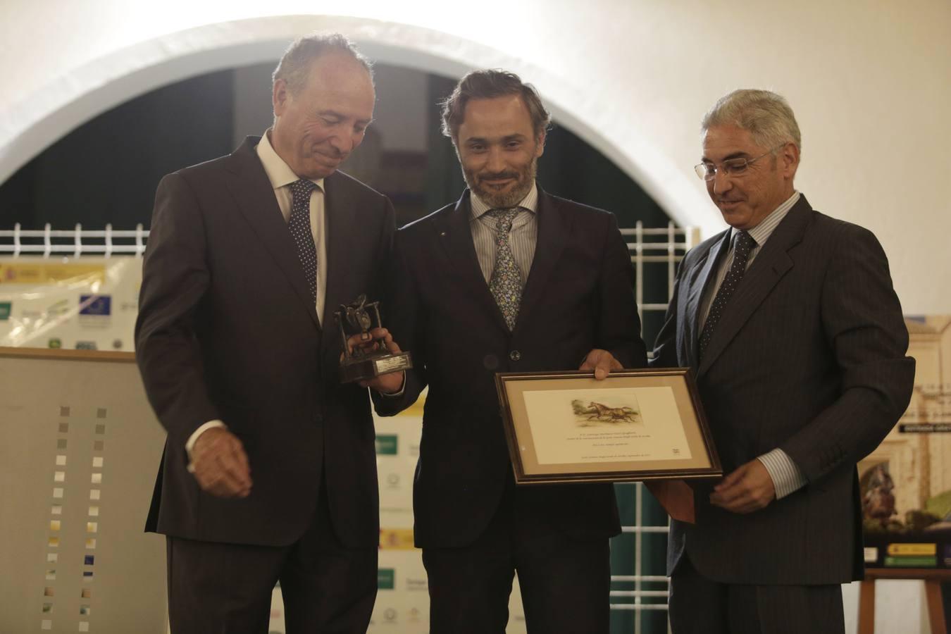 Francisco Gaviño le entrega el premio a Santiago Martínez Varo junto a Antonio Campos