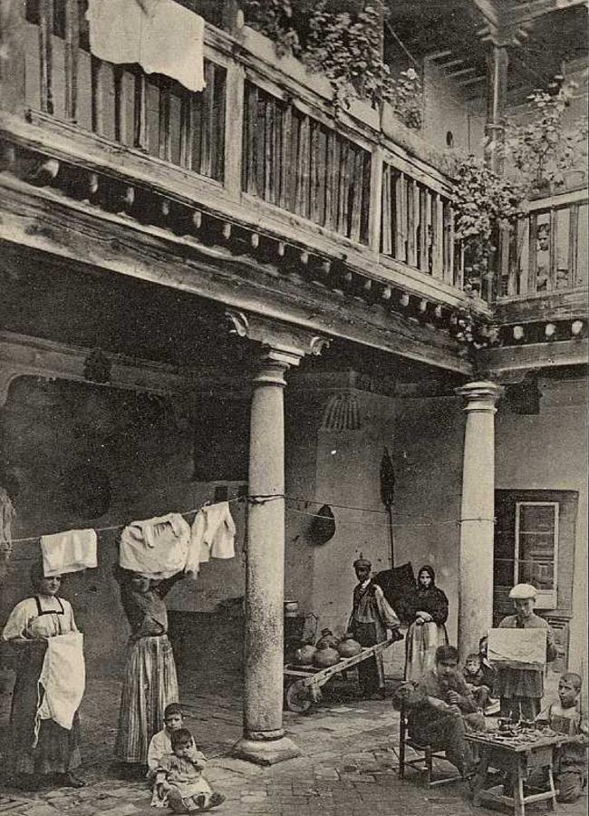 Vecinos de la Casa de las Cadenas hacia 1915. FOTO LINARES. (ARCHIVO MUNICIPAL DE TOLEDO). 
