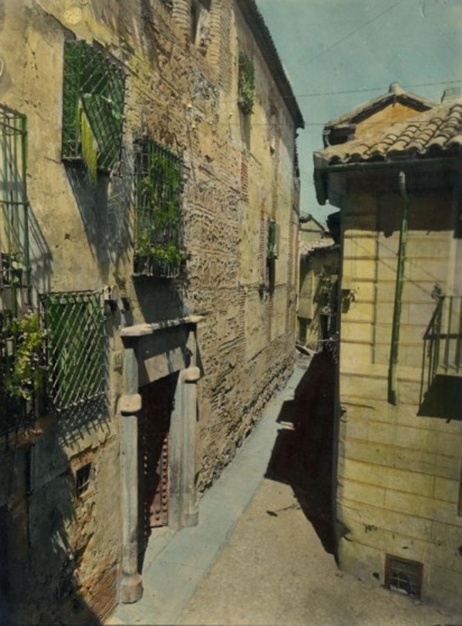 Calle de las Bulas en una antigua postal coloreada. (ARCHIVO MUNICIPAL DE TOLEDO). 