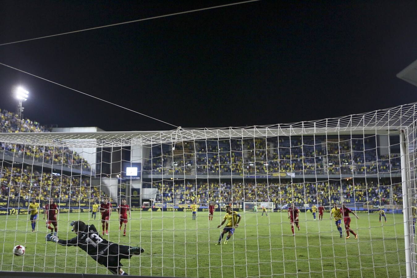 Las mejores imágenes del choque entre Cádiz CF y Osasuna