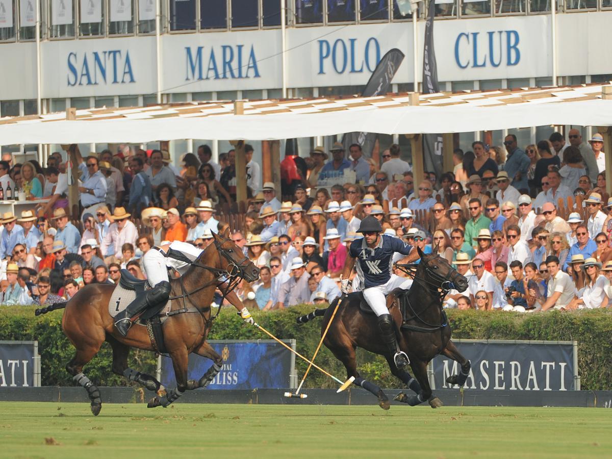 Santa María Polo Club. Se definen como «un referente de exclusividad y glamour» en la Costa del Sol. Dentro de ese pequeño oasis de lujo andalusí, el evento por excelencia es el Torneo Internacional de Polo», que goza de renombre en todo el continente y este año celebró su 46º edición. El evento recibe a los mejores jugadores del mundo y el complejo está reconocido en el World Polo Tour como uno de los cuatro mejores del mundo