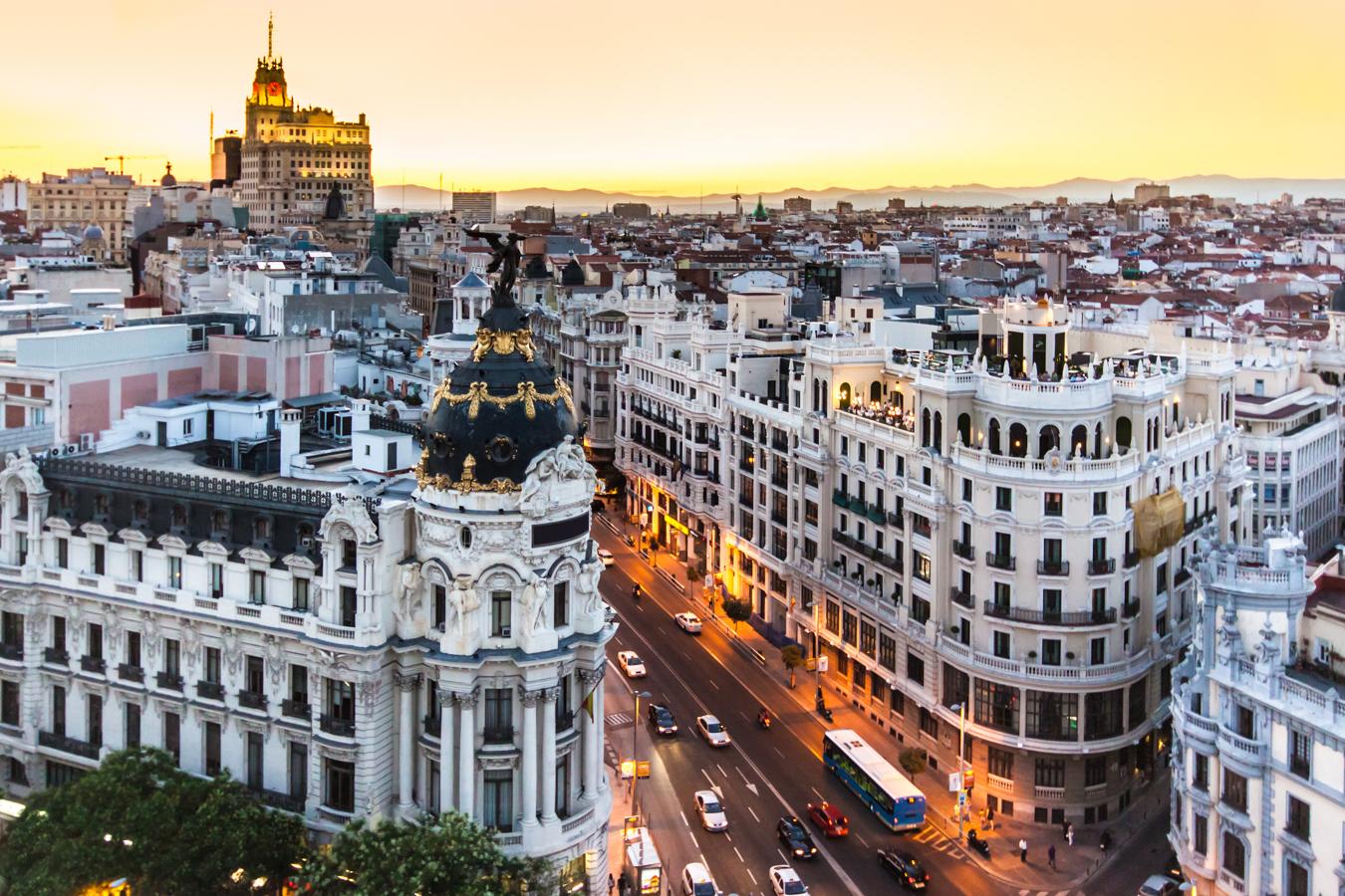 La Gran Peña. En el número dos de la Gran Vía madrileña alzaron los arquitectos Eduardo Gambra Sanz y Antonio de Zumárraga la sede de uno de los clubes sociales con más solera de españa. De origen militar, hablar de la Gran Peña es hablar de la historia de España, en su seno debaten arquitectos, médicos, aristócratas,banqueros, políticos y diplomáticos. Miembros del club han confesado a este medio que sus reglas «son pocas, pero son estrictas», una de ellas, por ejemplo, es que el presidente de la institución debe ser un grande de España. Presidieron la institución el Conde de Toreno, Queipo de Llano o el Marqués de Quinranar. José Canalejas o José Calvo Sotelo fueron también peñistas ilustres, además del Rey emérito, nombrado presidente de honor en 1975. En sus instalaciones se juega a las cartas, se charla en el ático y se come en sus restaurantes. Para formar parte de la peña, es un requisito indispensable tener el aval de cinco de sus socios y, dos de ellos, deben pertenecer a la junta directiva de la entidad