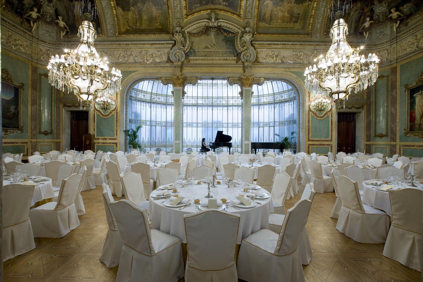 Casino de Madrid. Carlos María Fitz-James Stuart, Álvaro Alcalá Galiano, Andrés Borrego, Diego de León, Arturo Soria, José Espronceda, el Duque de Rivas o Torcuato Luca de Tena son sólo algunos ejemplos de la exclusiva membresía de la institución. En la actualidad, el Casino sigue siendo un lugar de recreo para sus selectos socios, aunque se abre a eventos en los que pueden participar los no miembros. Su restaurante, Recoletos, fue galardonado con dos estrellas Michelín, y tras sus fogones se encuentra Paco Roncero. La cultura sigue siendo uno de sus pilares fundamentales, se celebran con frecuencia conferencias, presentaciones de libros y tertulias. Formar parte de la sociedad, sin embargo, requiere rellenar una solicitud que será revisada con celo por parte de un comité de admisión