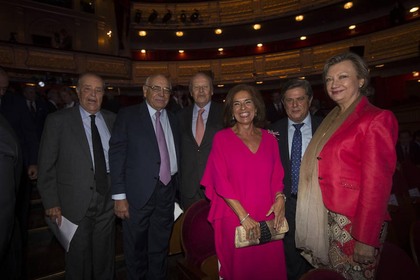 La exalcaldesa de Madrid Ana Botella (centro de la imagen) junto al exministro de Defensa Federico Trillo y la expresidenta de Aragón Luisa Fernanda Rudi (dcha) en el 15 aniversario de Vocento. 