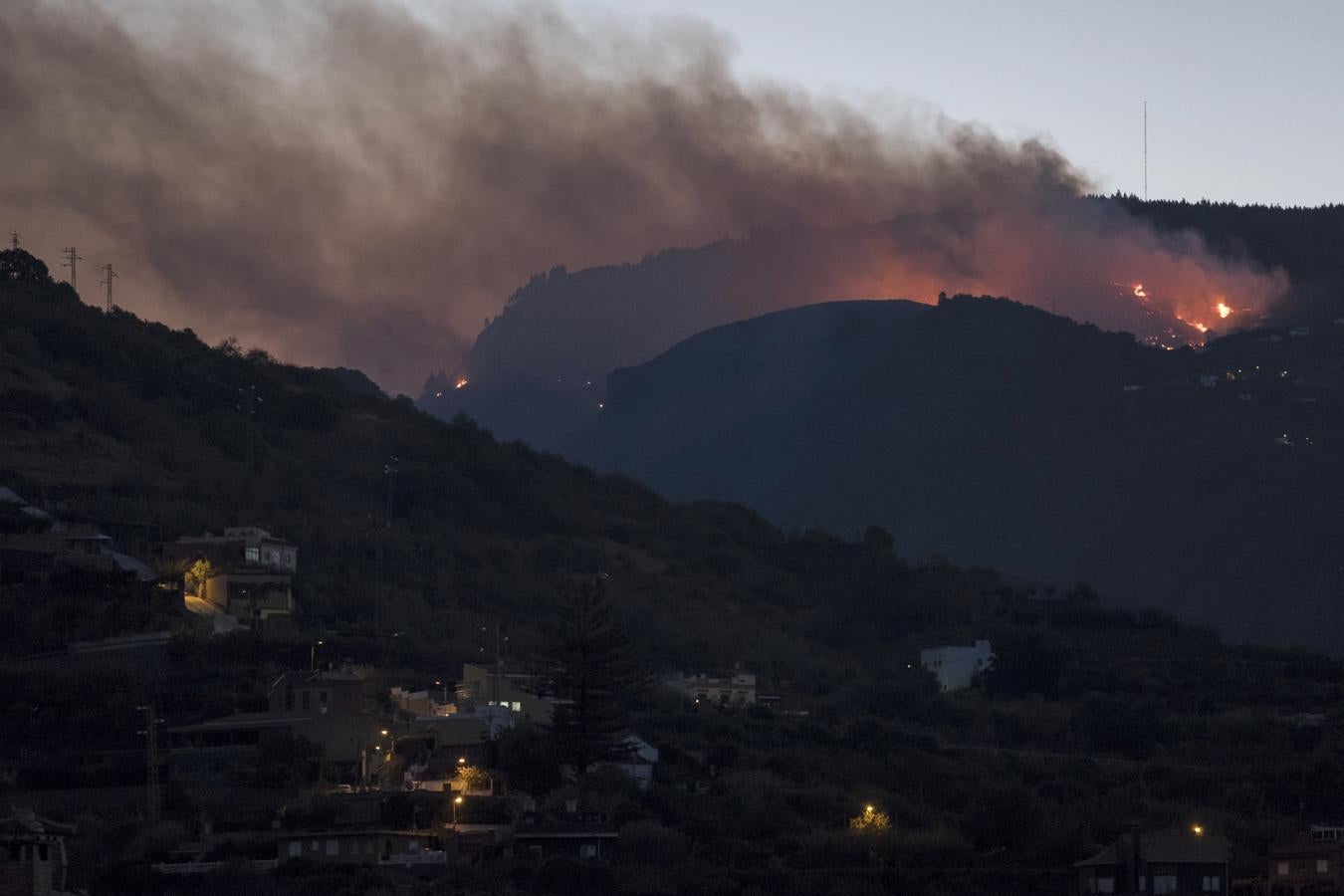 Un incendio en Gran Canaria obliga a desalojar a 800 personas