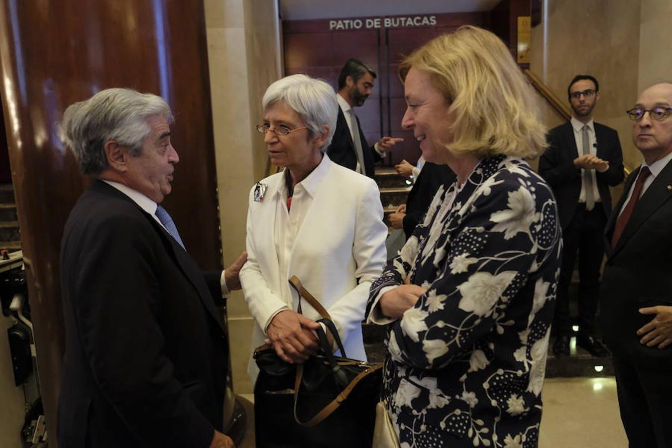 Catalina Luca de Tena, presidenta-editora de ABC (dcha) junto a la vicepresidenta de ABC Soledad Luca de Tena (centro). 