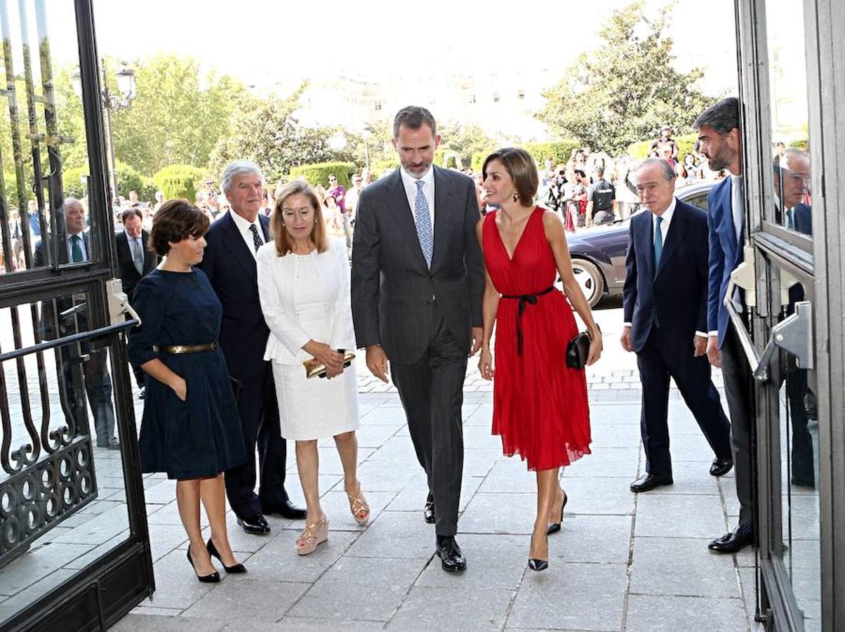 Los Reyes a su llegada al Teatro Real para la celebración del 15 aniversario de Vocento. 