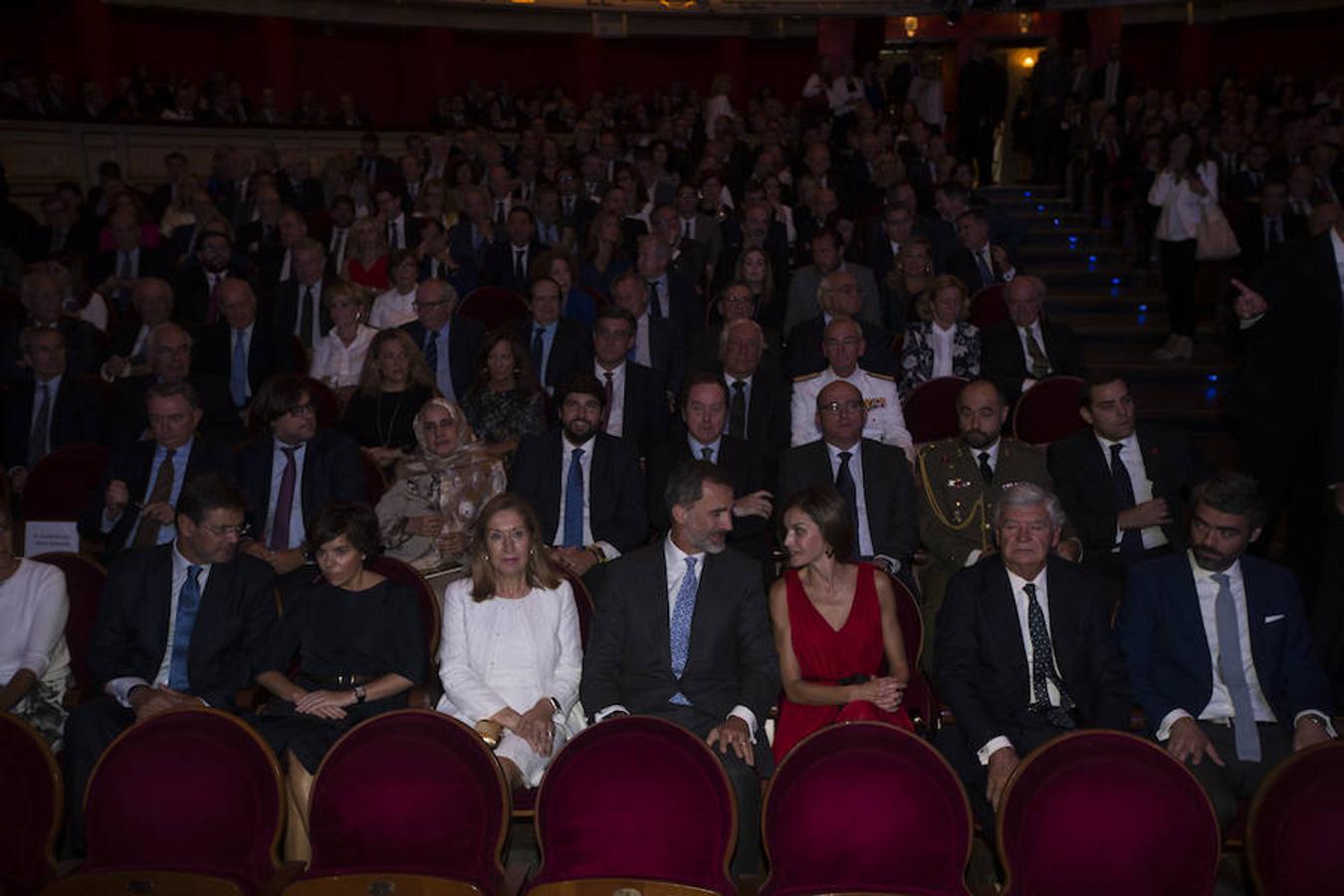 Los Reyes, Ana Pastor, Rafael Catalá, Soraya Saénz de Santamaría, el consejero delegado de Vocento, Luis Enríquez y el presidente de Vocento, Santiago Bergareche durante la celebración del 15 aniversario de Vocento. 