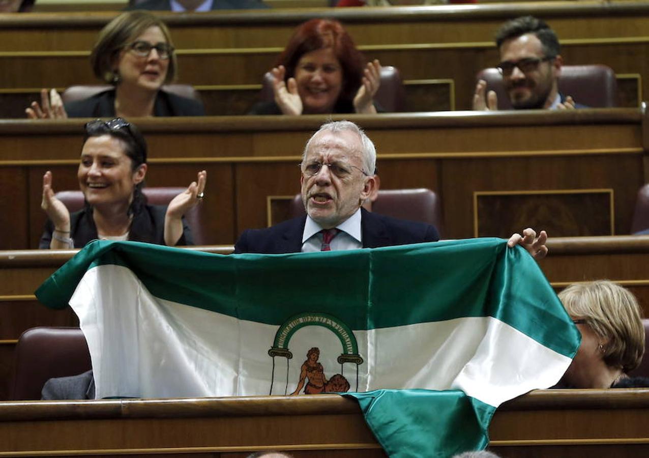El exdiputado socialista Manuel Pezzi mostró una bandera de Andalucía mientras Mariano Rajoy criticaba los recortes en materia sanitaria ejecutados por la Junta de Andalucía. 