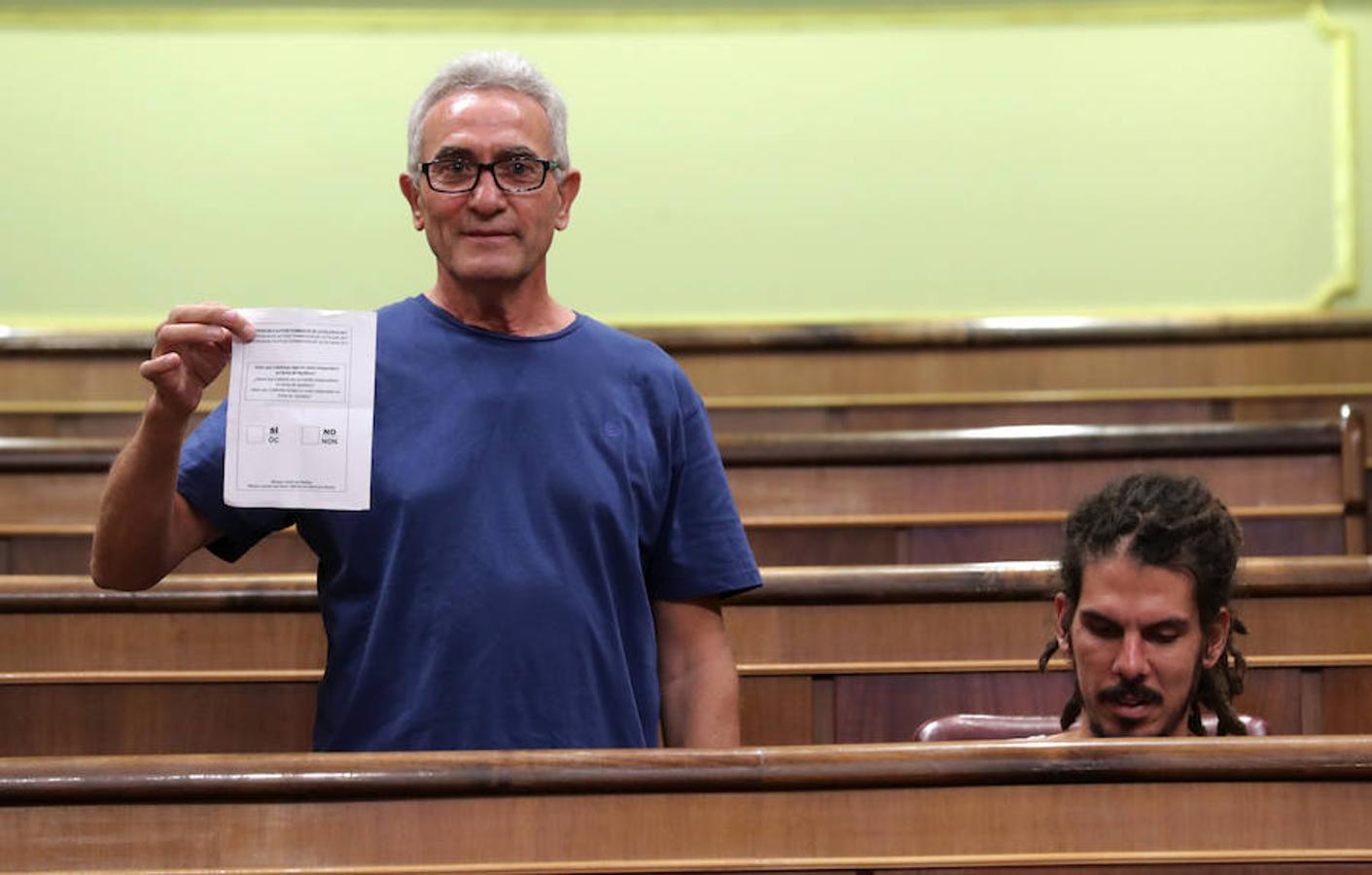 El diputado de Podemos y sindicalista Diego Cañamero entró al hemiciclo con lo que parecía una papeleta del supuesto referéndum del 1 de octubre. 