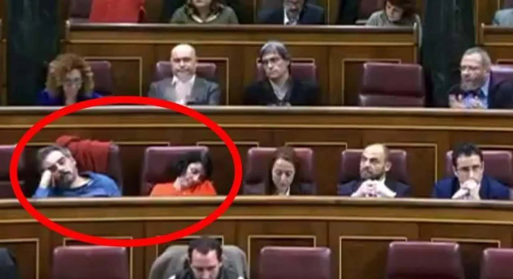 Los diputados de Unidos Podemos por En Comú Podem Raimundo Viejo y Mar García Puig se durmieron en sus escaños. 